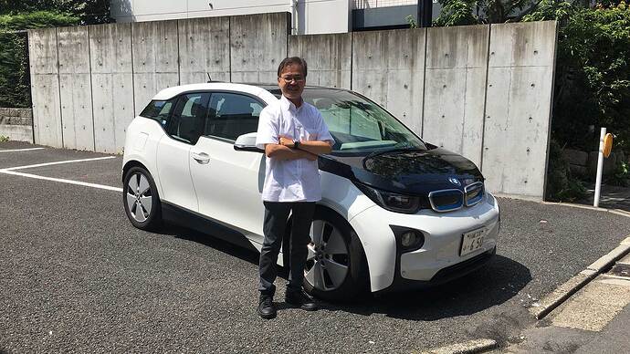 現在の愛車である i3 REX（初期型）と片岡さん。