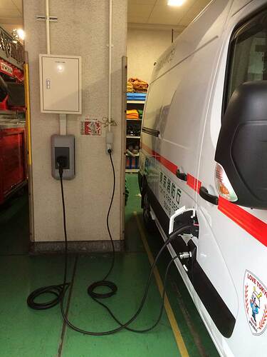 100Vのケーブルも繫がっているのは、おそらく電動の医療機器などに給電するバッテリーへの充電かと推察します。