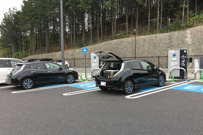 新東名岡崎SAに設置されているJFE製の蓄電式急速充電器。
