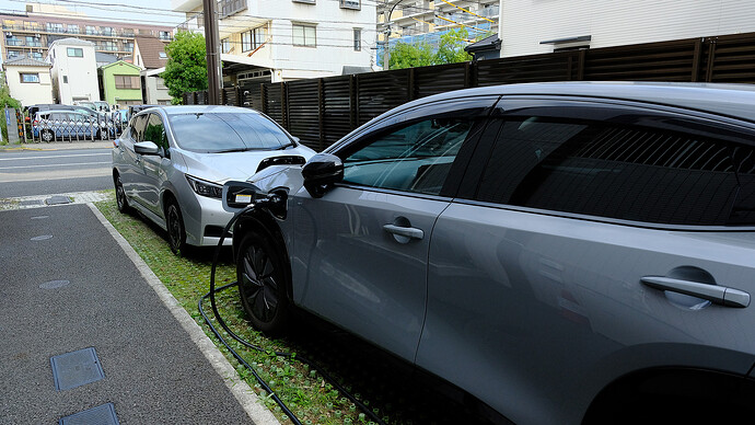 非常用駐車スペースに停めた2台のEVから給電。