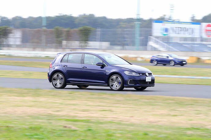 自動車ジャーナリストが助手席に同乗して『EV・PHEVサーキット試乗会』も行われました。