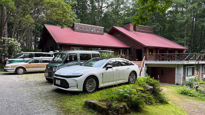 白馬の森の中に建つあぜくら山荘。
