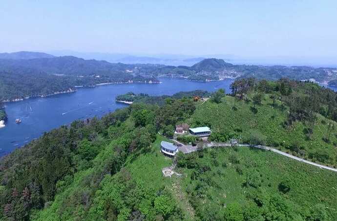 気仙沼の亀山の山頂と湾の景色。気仙沼観光進機のサイトより転載。