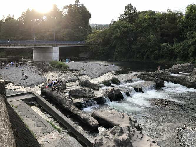 夏の終わりに見つけたカフェは、目の前が渓谷で、残暑のなか水遊びを楽しむ家族連れが、ゆく夏を惜しんでいた。