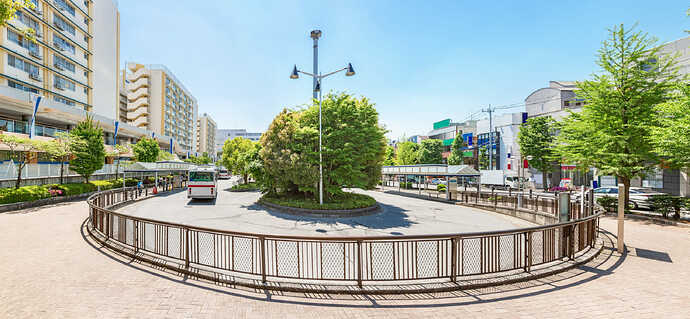 青葉区:青葉台駅前のバスロータリー