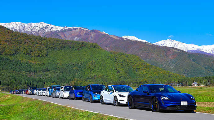24日（日）の朝に行った「EV気候マーチ（電動車の村内パレード）」。半数近くの参加者が残ってくださいました。