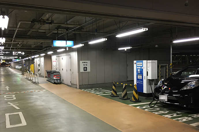 羽田空港P1の急速充電器。