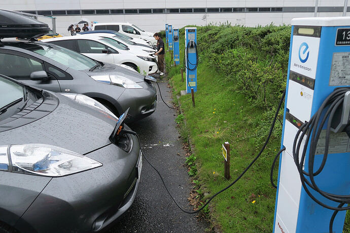 日産の工場だけあって、充電設備が素晴らしい。数年後には、日本中、あちらこちらの駐車場がこんな感じになることを願っています。