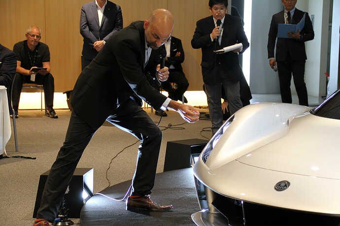 プレゼンテーション中にボディの「孔」を指し示しながら熱弁を振るうデザインご担当者。