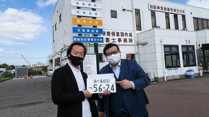 晴れてナンバーを受け取った HW ELECTRO社CEOの蕭さん(右)と、執行役員の高橋さん(左)。
