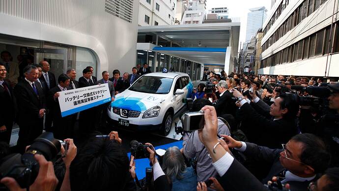 2010年の日本での運用実証事業開始式。ベタープレイスは2013年に破綻しました。