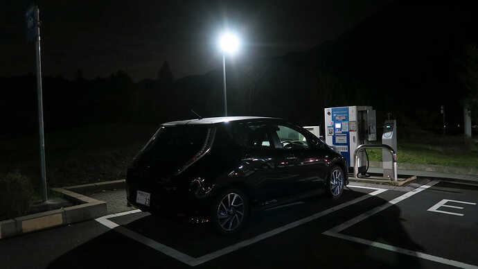 駐車エリアにトラックが溢れる鮎沢PA（上り線）で復路3回目、痛恨の30分間急速充電。