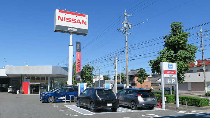 思ったより早めに到着したので、名古屋大学近くの愛知日産昭和店で3回目のQC。東光高岳の50kW器が2台設置されていました。素晴らしい。