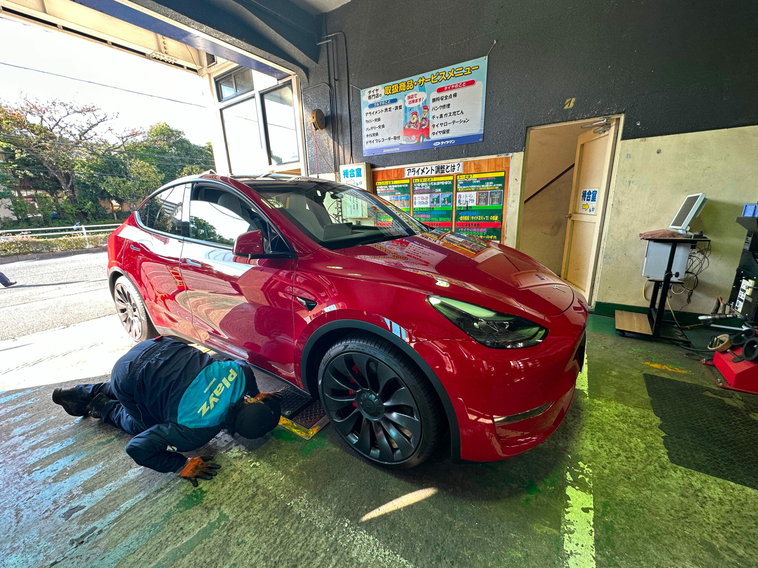 テスラ『モデルY』パフォーマンスにスタッドレスタイヤを装着 - 電気