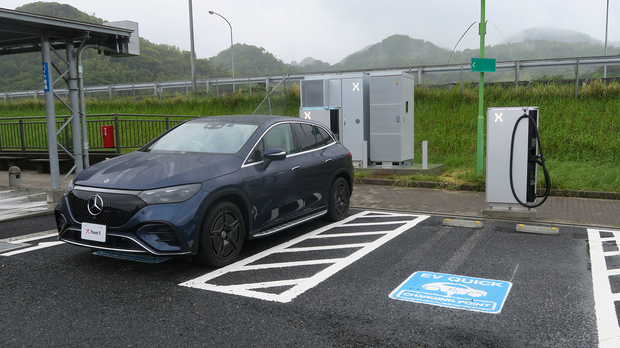 パワーエックスが高速道路上で初めての従量課金制超急速充電器を開設