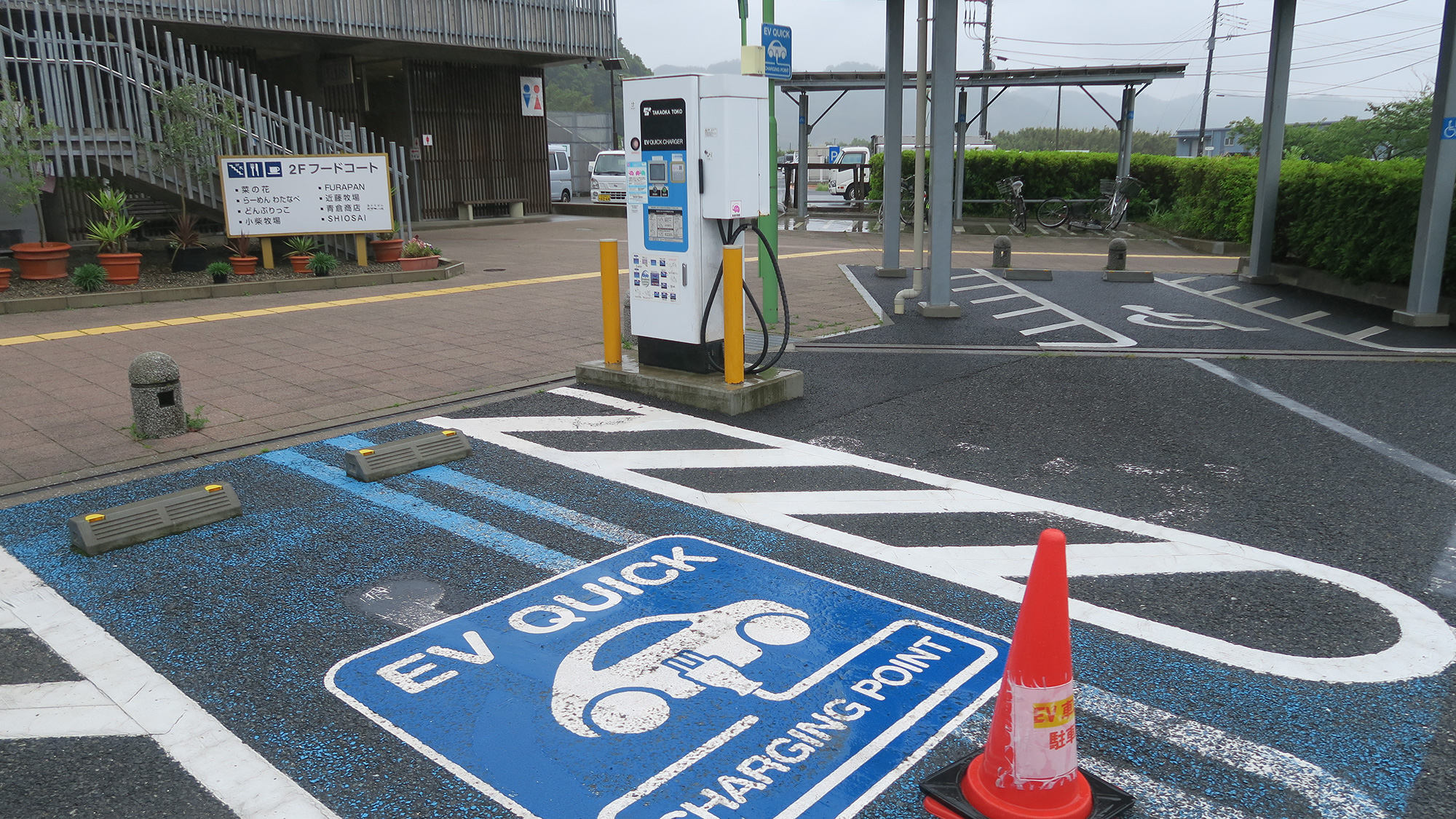 パワーエックスが高速道路上で初めての従量課金制超急速充電器を開設
