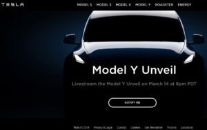 テスラ社のアメリカのサイトでは、前日よりトップページに「モデルY」の文字が載せられました。そのページに飛ぶと、黒を基調としたこのミステリアスな画面が現れます。発表を通知するメールが来るように登録できます。テスラ社の公式サイトより転載。