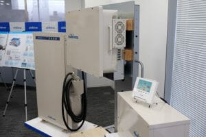 ニチコンの「トライブリッド蓄電システム」。PVと蓄電池とEVの三者を有機的に接続・制御し、DC-DC伝送も可能にしている。