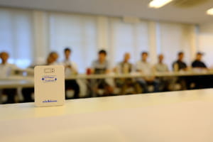 ニチコンの旧EVパワーステーション機器を模したUSBアダプタ。2.1Aの「倍速」が出るので、充電電力の大きめな機器も充電できます(笑)