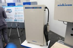 家庭用蓄電池システム「トライブリッド」の、奥行きの薄くなったV2Hスタンド