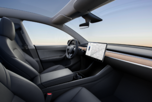 モデルYのコクピット。ベースとなったモデル3とよく似ている。このシンプルさに一度慣れると、エアコンの吹き出し口があるクルマになると「クラッシックカー」に見えて仕方ない、という感想を聞いたことがあります。米テスラ社の公式サイトより転載。
