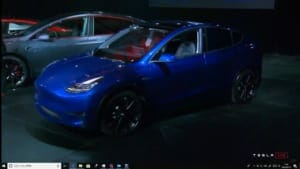 発表会場に満を持して登場したモデルYは、明るめの青のメタリックでした。Youtubeのライブストリームよりキャプチャ。