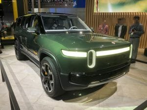 LAのオートショーで展示されたRivian R1S。フロント周りはいかにもEV。Electric Revsの記事より転載。
