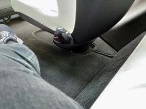 モデルX：モノポストシート（3列目シートに座った位置から）