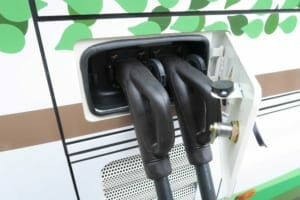 充電はケーブル2本挿し。