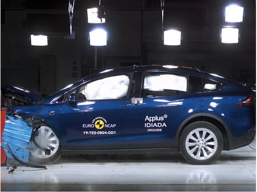 Euro NCAP 2019年第8回の際のモデル Xの衝突実験のようす。総合で第1位を獲得。これに次いでポルシェ・タイカンが2位に入った。Euro NCAPの公式サイトより転載。