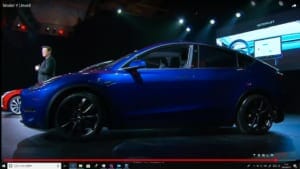 モデルYの側面。後部ドアハンドルの位置から、どうやらファルコンウイング・ドアではないと分かる。Youtubeのライブストリームよりキャプチャ。