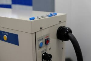 家庭用蓄電池システム「トライブリッド」のV2Hスタンド側面スイッチ類と奥行き