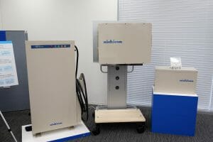 家庭用蓄電池システム「トライブリッド」V2Hスタンド(左)、同・パワコン(中)、同・家庭用蓄電池(右)