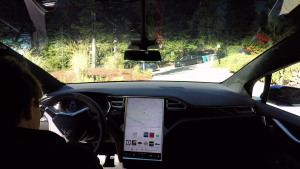 1. 自動で車庫のドアを開けて出庫、ドアを開けて乗員を乗り込ませる