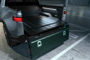 Rivian「R1T」の荷台のようす。照明が点き、荷台中央部分の蓋の下にスペアタイヤが収まっている。Rivianの公式サイトより転載。
