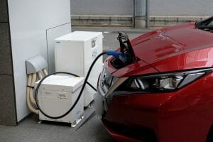 トライブリッドと電気自動車の接続想像図（写真は従来型V2H）