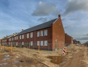 オランダの新築住宅の建築風景。2018年7月1日より原則的にガスを引いてはいけないことになった。現地のニュースサイト「DutchNews.nl」より転載。
