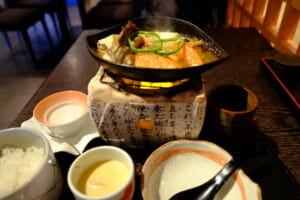 福島県太平洋沿岸部でも採れる鮭と、山菜、野菜の味噌焼き鍋をいただきました。