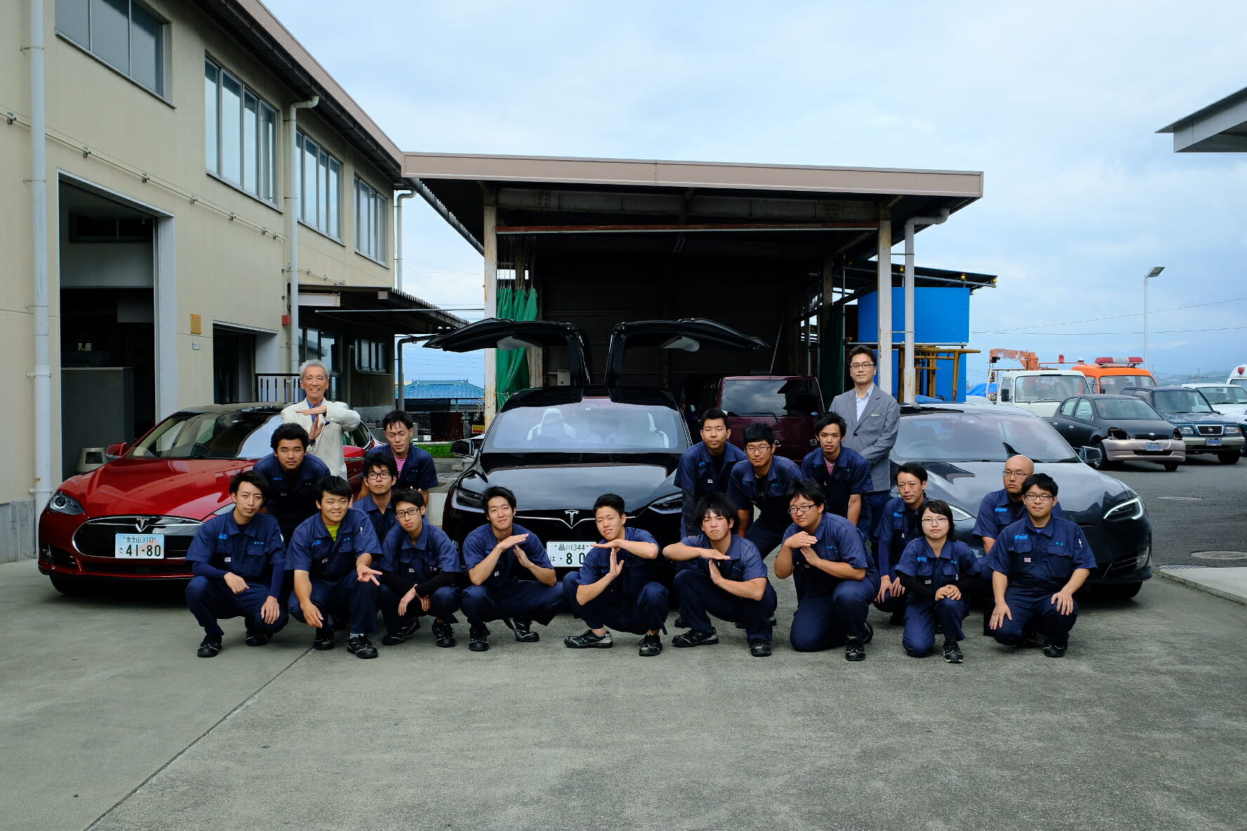 The test ride session concludes the in-house lecture. In the group photo, some students caught on to the "Tesla pose."