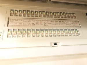 The distribution board at Mr. N’s house. A total amperage of 60A is divided into two. He was initially frustrated as he was unaware that they can provide a maximum of 15A each with electricity supplied from LEAF at times of blackout.