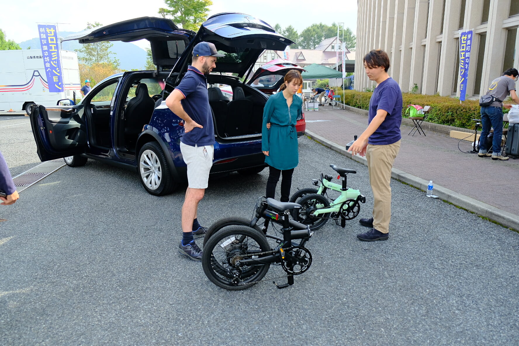 電気自動車に積んで行って、現地で電気アシスト自転車でポタリングも可能。全て電気でまかなえる。