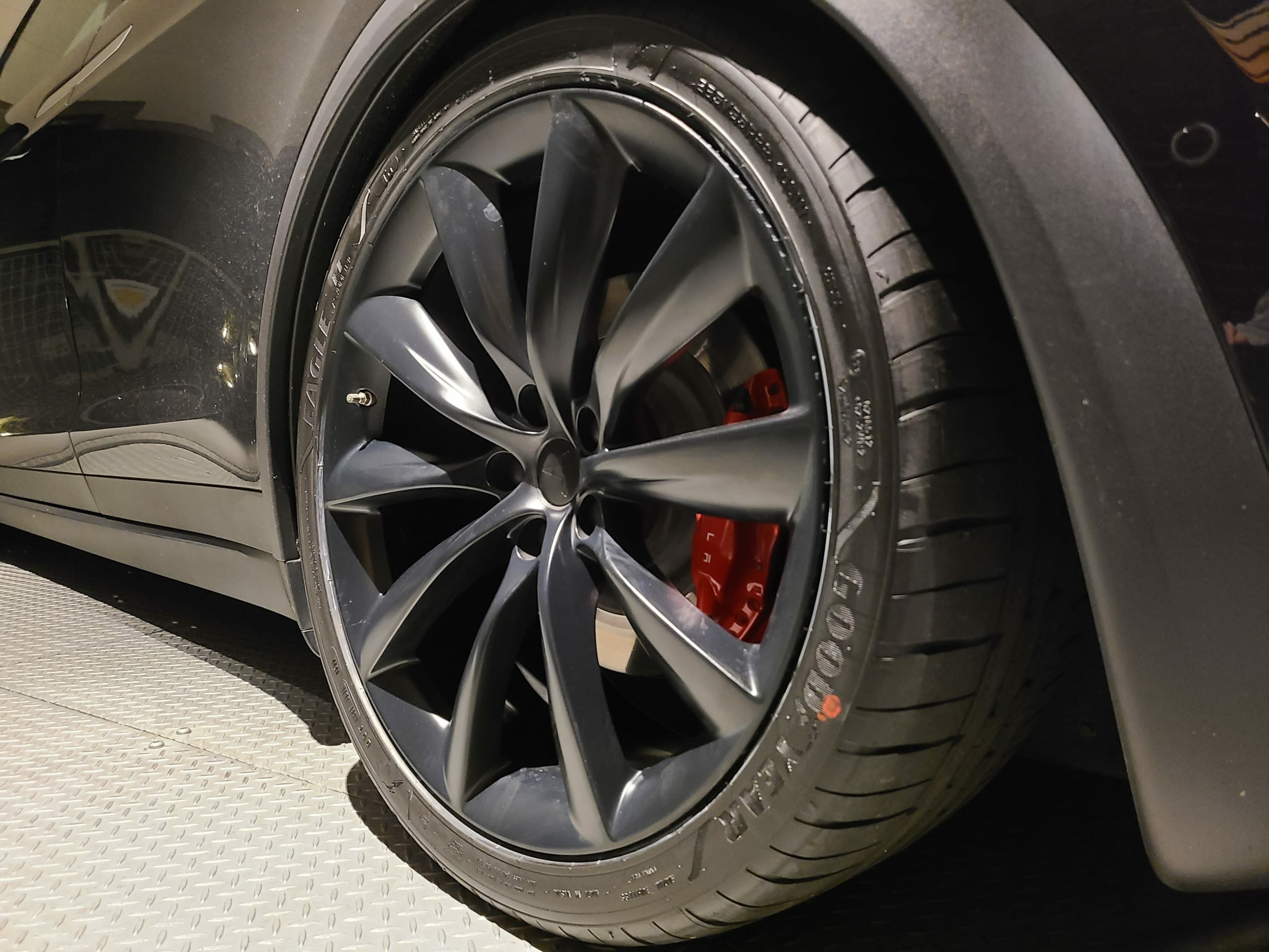 テスラモデルXのリアタイヤを交換 - EVsmartブログ