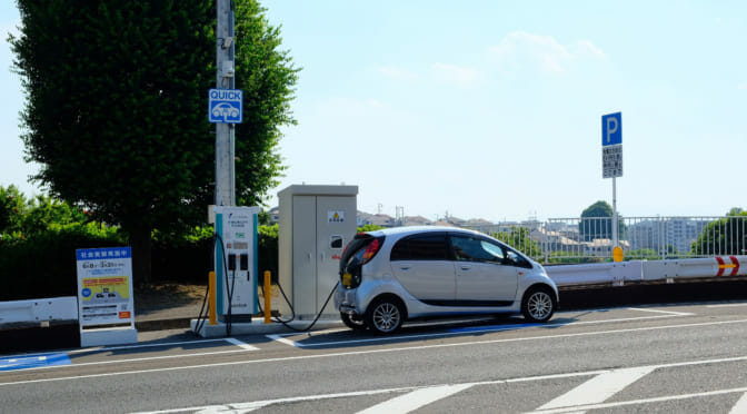 日本初！ 横浜市内の公道上に電気自動車2台用の急速充電器が出現