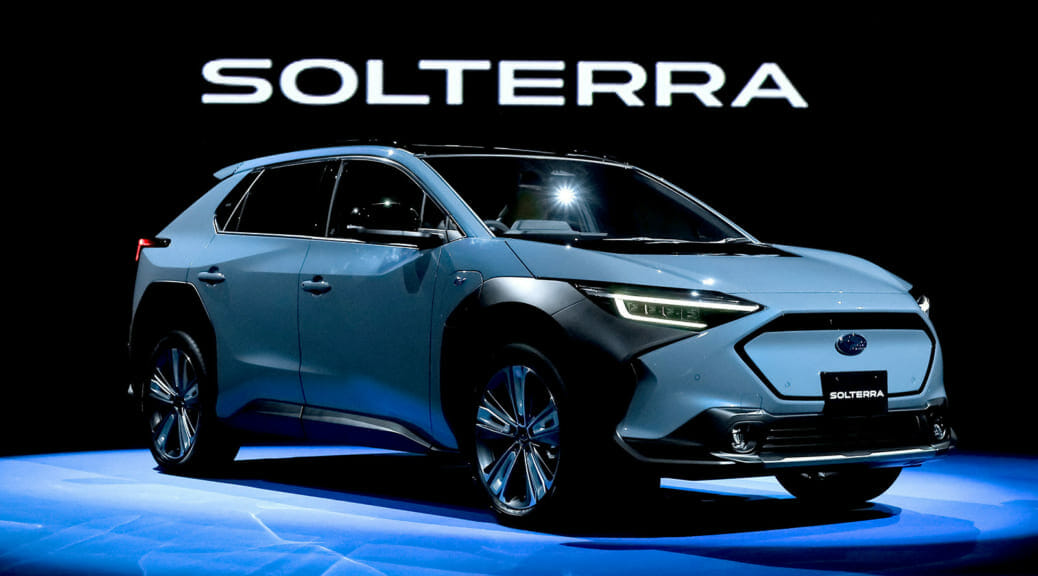 スバルが電気自動車SUV『ソルテラ』を世界初公開〜「いいEV」と社長がアピール