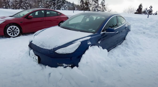 【動画あり】電気自動車の雪道立ち往生は危険？ テスラ3台で夜通し検証レポート