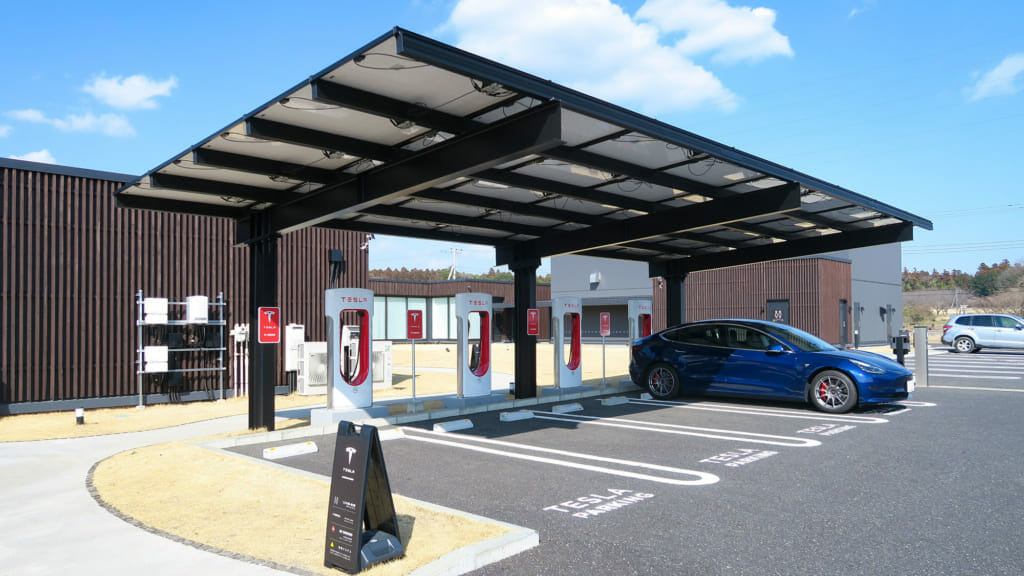Japanese Tesla supercharger gets stylish solarpowered carport EVsmartブログ