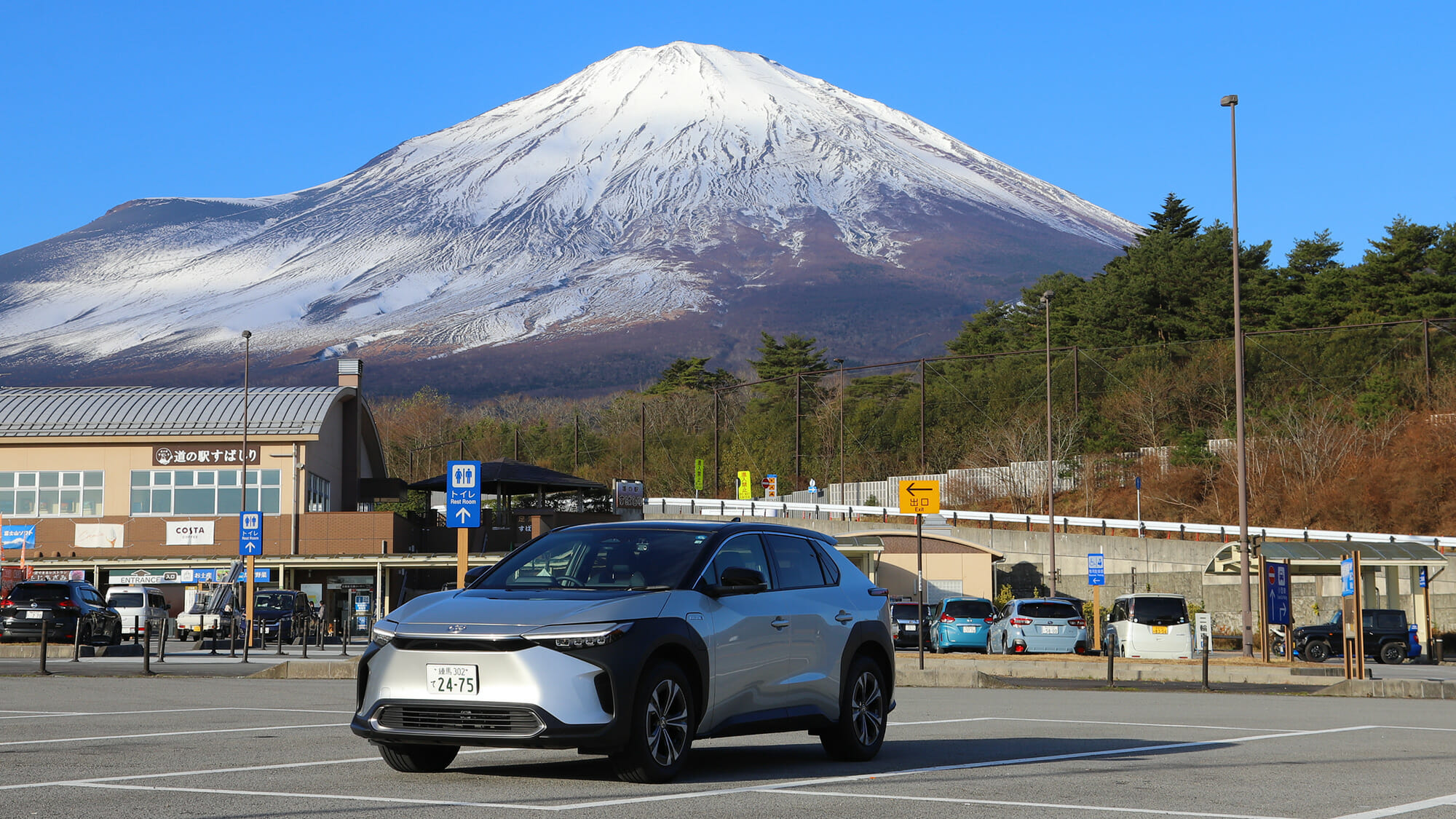 トヨタ『bZ4X』で富士山へ初試乗〜とても普通の車に仕上がっている電気自動車