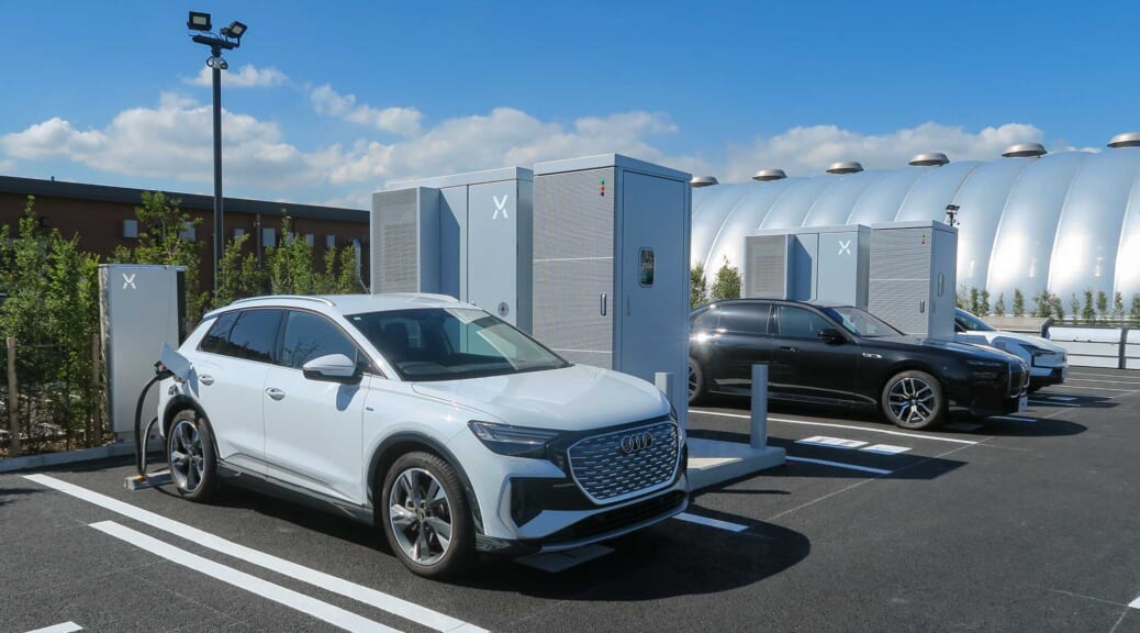 パワーエックスが東京湾岸に2基4口の「Hypercharger」を設置／日本でも高出力複数口が常識へ