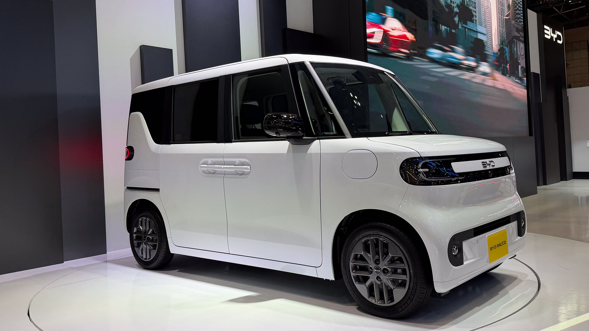 スライドドアの軽EV「BYD RACCO」のコスパを予想【Japan Mobility Show 2025】東福寺社長インタビューからの期待感