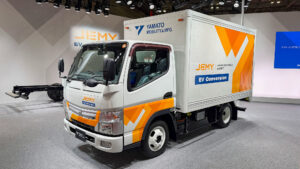 トラックEVシフトの現実解【Japan Mobility Show 2025】旧型キャンターを「リユースEVトラック」に改造する提案